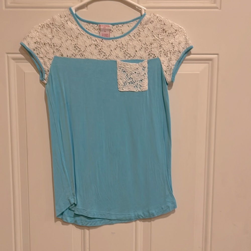 Girl’s short sleeve top.  Size Medium made by Design 365